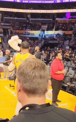 九游体育官网-巴塞罗那教练压力巨大！，塔图姆遭遇十持续失利引发球迷热议(巴萨433阵容战术图)