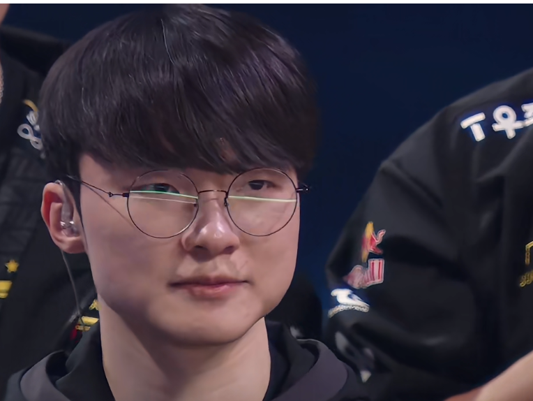 九游体育下载-Faker重返赛场，夺冠首场状态出色，热火观众沸腾！热度持续攀升(faker拿了哪几个s赛冠军)